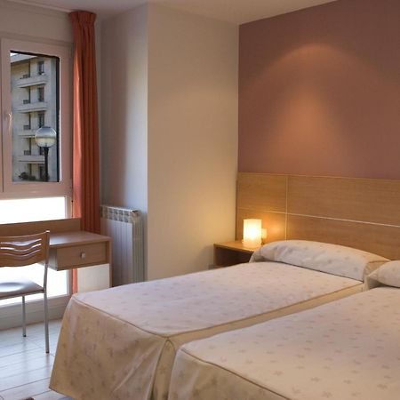 Ekia Pentsioa Hotel Zarautz Bagian luar foto