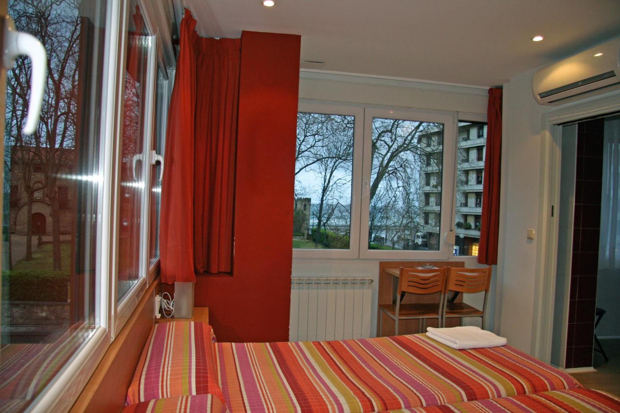 Ekia Pentsioa Hotel Zarautz Bagian luar foto