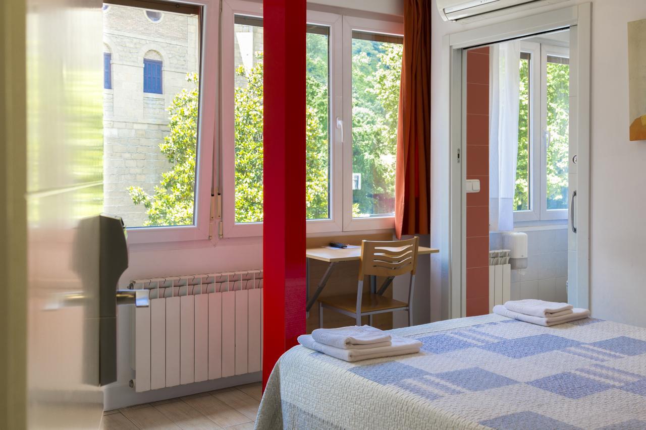 Ekia Pentsioa Hotel Zarautz Bagian luar foto