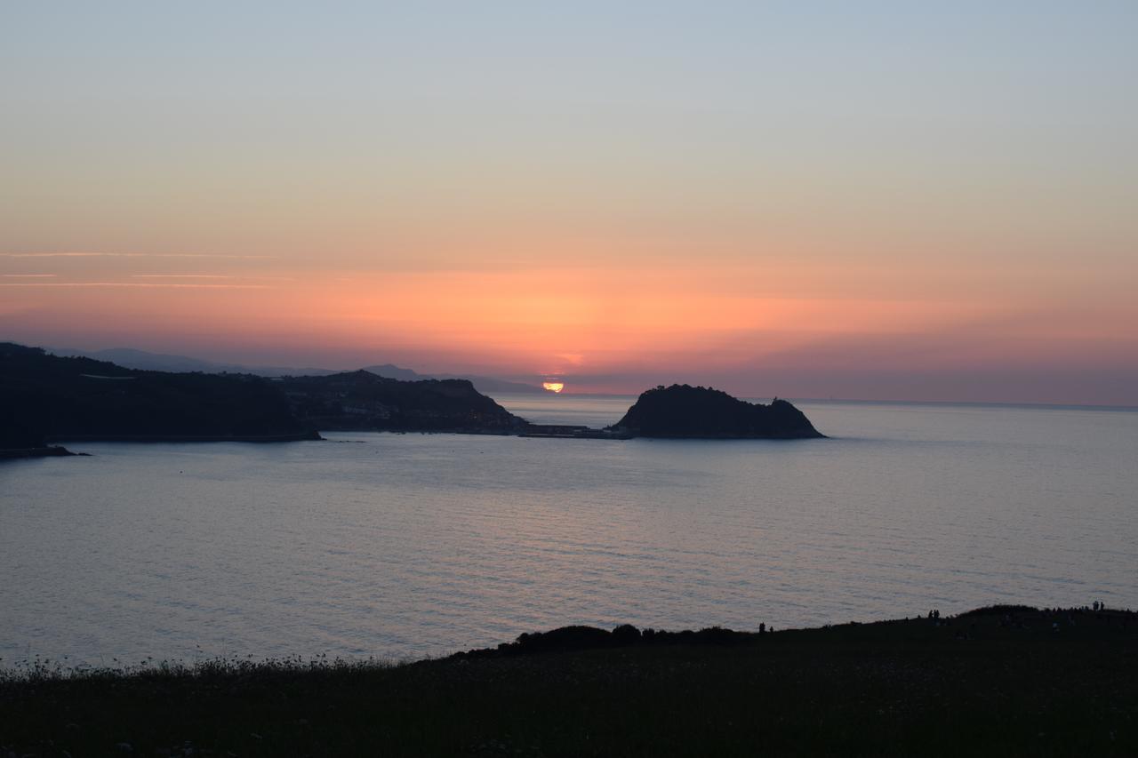 Ekia Pentsioa Hotel Zarautz Bagian luar foto