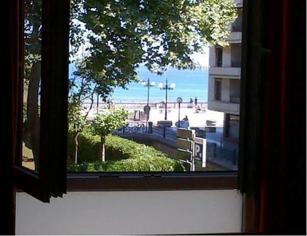 Ekia Pentsioa Hotel Zarautz Bagian luar foto